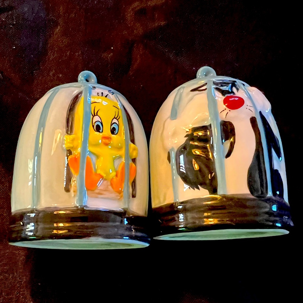 Warner, Bros, vintage, tweety, bird, and Sylvester salt and pepper shakers.